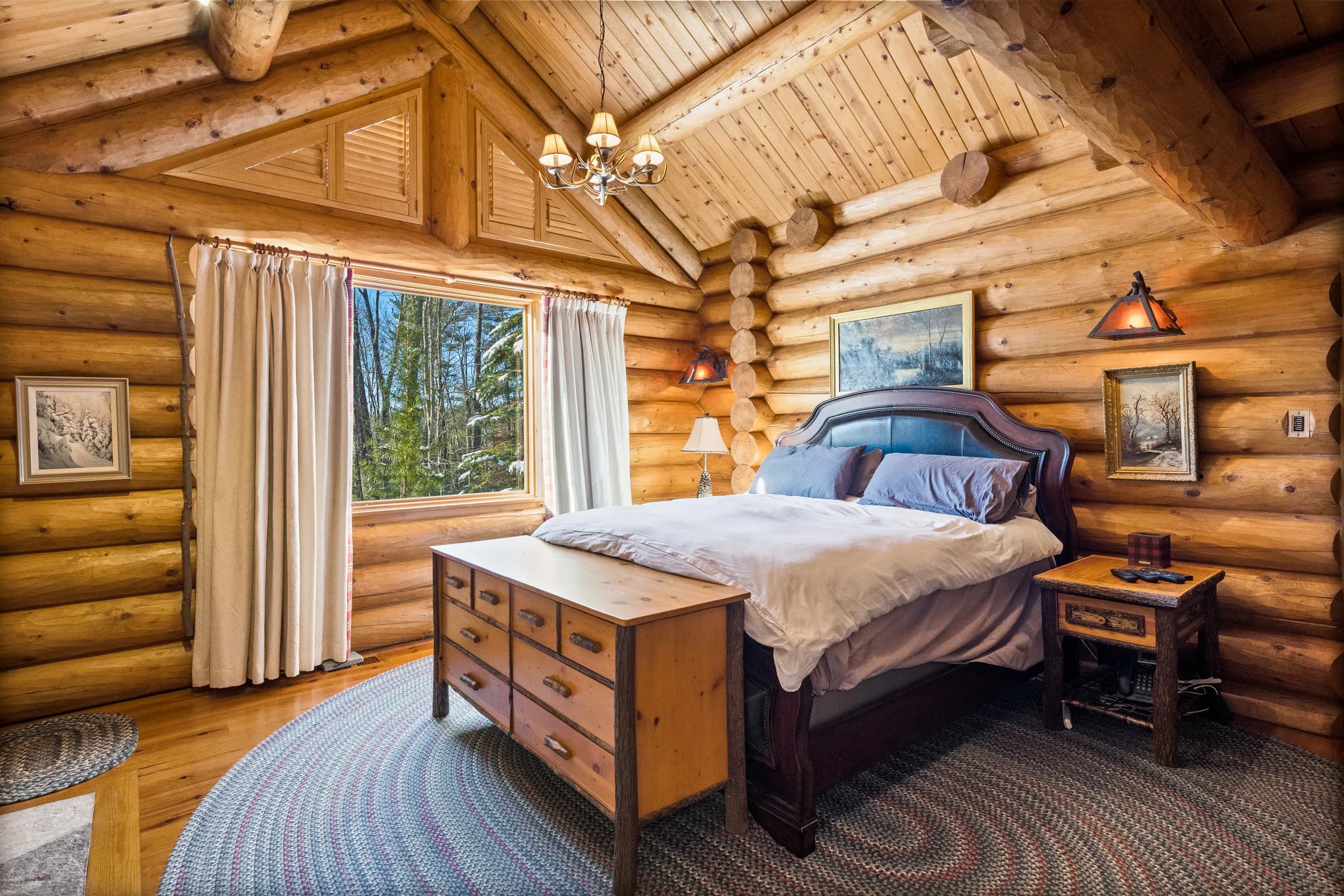 A sleigh-bed king suite in The Lodge